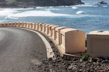 Kıyıya giden yol daralıyor. Tenerife, Kanarya Adaları, İspanya