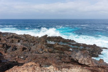 Buenavista del Norte yakınlarındaki Tenerife 'nin kuzeyindeki Atlantik Okyanusu ve kayalık kıyıları. İspanya. Kanarya Adaları