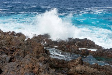 Buenavista del Norte yakınlarındaki Tenerife 'nin kuzeyindeki Atlantik Okyanusu ve kayalık kıyıları. İspanya. Kanarya Adaları