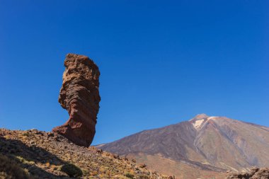Arka planda Pico del Teide ile Roque Cinchado. Tenerife. Kanarya adası. İspanya