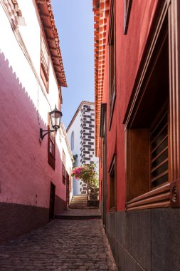 Sahil kasabasının geleneksel küçük caddesi, Garachico. Tenerife. Kanarya adası. İspanya