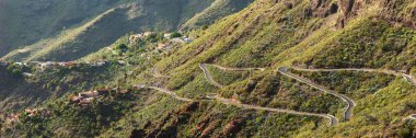 Panorama görüntüsü. Tenerife 'deki Masca köyüne dolambaçlı yol, Kanarya Adaları