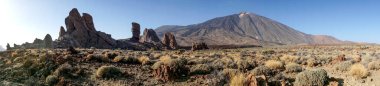 Panoramik manzara. Roques de Garcia ve Pico del Teide. Tenerife 'deki Ulusal Park. Kanarya Adaları, İspanya