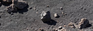 Panoramik görüntü. Tenerife 'deki siyah volkanik kum ve taşlar. Kanarya Adaları, İspanya