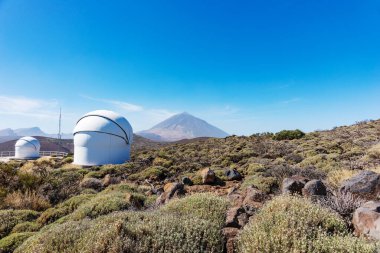 Arka planda Izana astronomik gözlemevi ve Teide volkanı olan manzara. Tenerife. Kanarya Adaları, İspanya