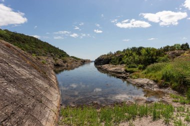 Norveç 'in güneyindeki kayalıklar. Langesund