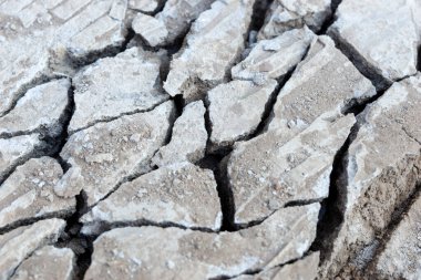 İnşaat alanındaki kırık beton levhanın yakınına. Yıkımdan kalan beton molozlar.