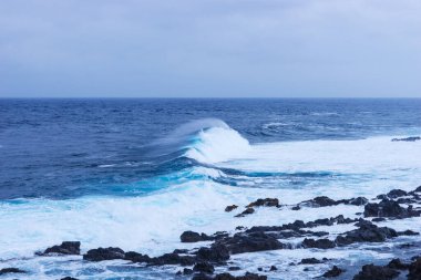 Kıyıdaki güçlü okyanus dalgaları
