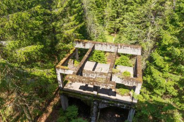 Rolava ve Sauersack esir kampının beton yapıları. Kayıp Yer. Çek Cumhuriyeti