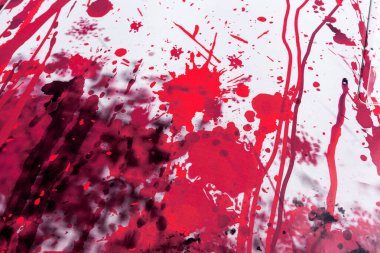 Beyaz laktar yüzeyinde kırmızı lekeler