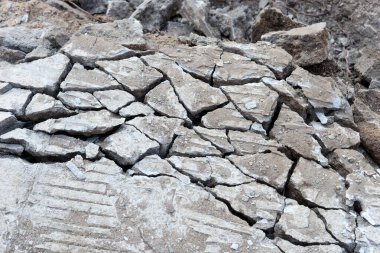 İnşaat alanında kırık beton levha. Yıkımdan kalan beton molozlar.