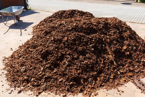 Garaj yolunda ağaç kabuğu yığını var.