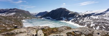 Yazın kar ve buz. Geiranger yakınlarında Djupvatnet Gölü. Norveç. Panorama