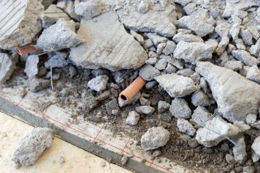 Evin zemininde kırık var. İnşaat işi