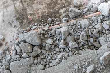 Evin zemininde kırık var. İnşaat işi