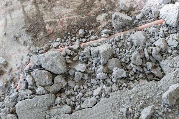 Evin zemininde kırık var. İnşaat işi