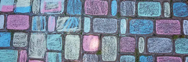 Panoramik görüntü. Renkli beton kaldırım taşları. Çocuklar yeri renkli tebeşirlerle boyadılar.