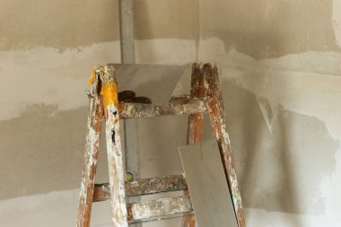 Boş ressamın merdiveni odada duruyor.