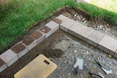 İnşaat alanında taş yontuyorlar. İnşaat çalışmaları başladı