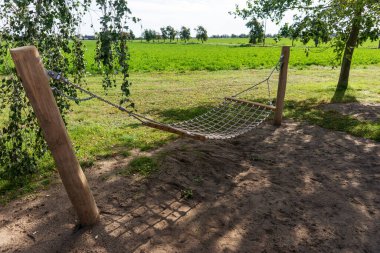 Çocuk parkında dinlenmek için hamak.