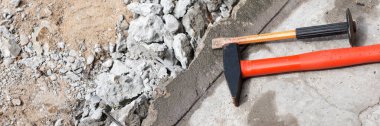 Panoramik görüntü. Beton levhada çekiç ve keski