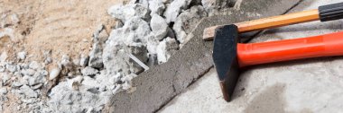 Panoramik görüntü. Beton levhada çekiç ve keski