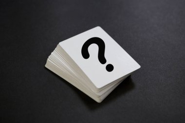 Oyun kartı yığını, koyu arkaplanda bir soru işareti ile yazdırıldı