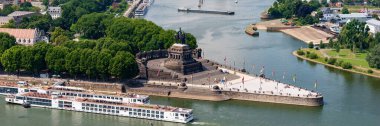 Panoramik görüntü. Alman Köşesi (Deutsches Eck) Koblenz 'de. Almanya
