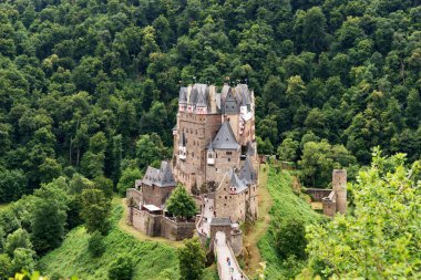 Eltz Castle veya Burg Eltz. Almanya 'da ortaçağ kalesi, Rheinland Pfalz, Mosel bölgesi. Güzel eski kale, ünlü turistik eğlence. 23 Temmuz 2025