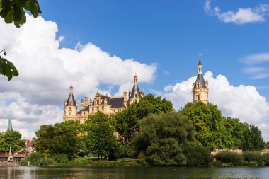 Schwerin Kalesi (Schweriner Schloss) Schwerin Gölü 'ndeki bir adada yer almaktadır.