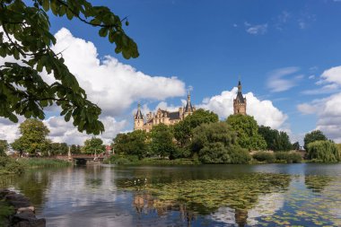 Schwerin Kalesi (Schweriner Schloss) Schwerin Gölü 'ndeki bir adada yer almaktadır.