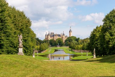Schwerin Kalesi (Schweriner Schloss) Schwerin Gölü 'ndeki bir adada yer almaktadır.