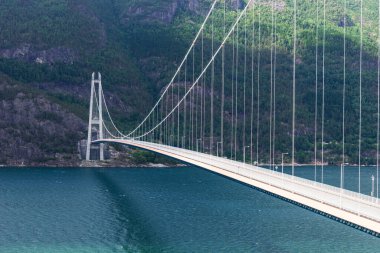 Norveç 'teki en uzun asma köprü. Hardanger Köprüsü