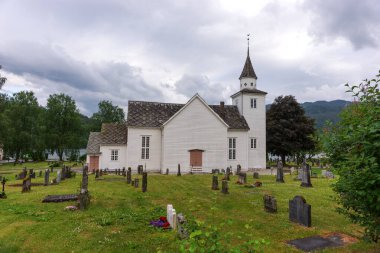 Norveç Ulvik 'teki beyaz ahşap kilise..