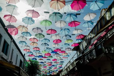 Antalya, Türkiye - 20 Ekim 2022 - Çok sayıda sokak şemsiyesi 