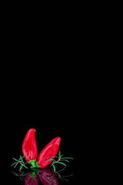 Karışık kırmızı, sarı, turuncu ve yeşil biber yığını