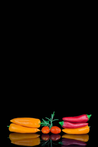 Куча Смешанного Красного Желтого Оранжевого Зеленого Перца — стоковое фото