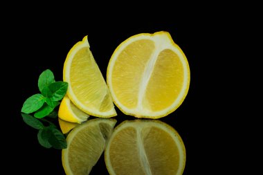 Hayat, limon ve limon siyah arka planda