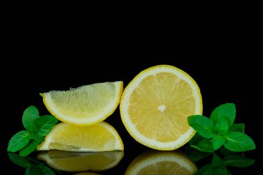 Hayat, limon ve limon siyah arka planda