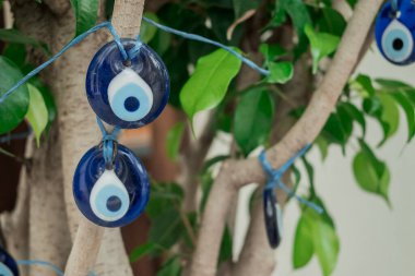 Kem gözlere karşı takılan büyük mavi boncuk grupları 