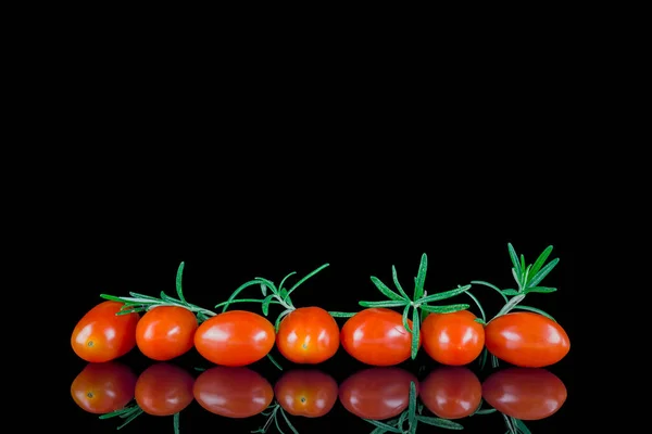 Tomates Cerises Rouges Isolées Sur Noir — Photo
