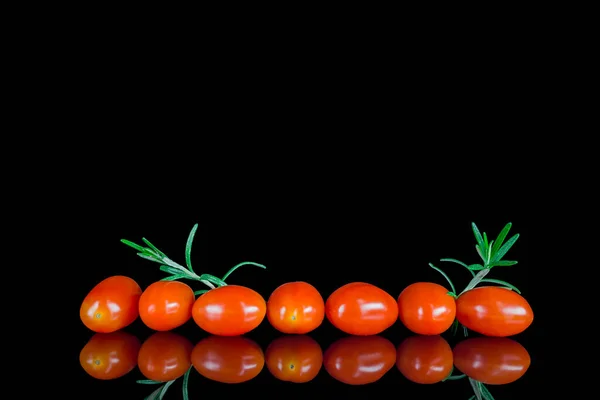 Pomidory Wiśniowe Odizolowane Czarno — Zdjęcie stockowe