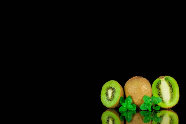 Csendélet Kiwi Gyümölcs Asztalon Fekete Háttér — Stock Fotó