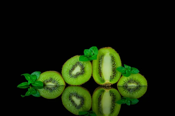 Nature Morte Kiwi Fruits Sur Table Fond Noir — Photo
