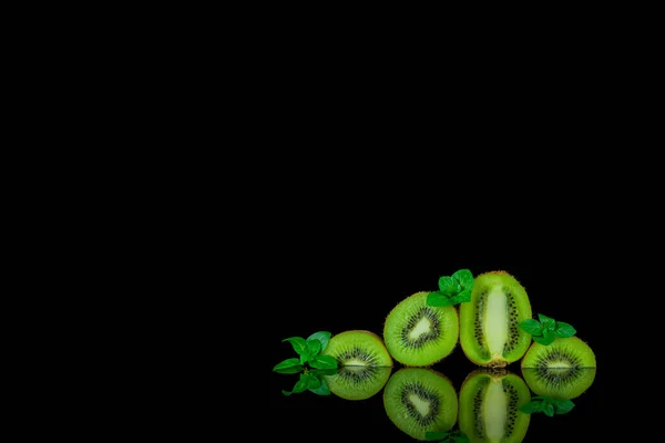 Csendélet Kiwi Gyümölcs Asztalon Fekete Háttér — Stock Fotó