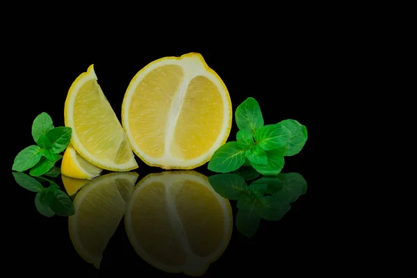Natureza Morta Limão Limão Sobre Fundo Preto — Fotografia de Stock