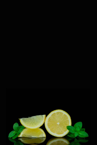 Stillleben Zitrone Und Limette Auf Schwarzem Hintergrund — Stockfoto
