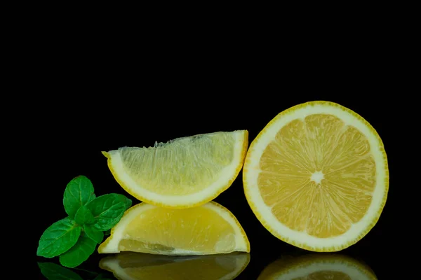 Natureza Morta Limão Limão Sobre Fundo Preto — Fotografia de Stock