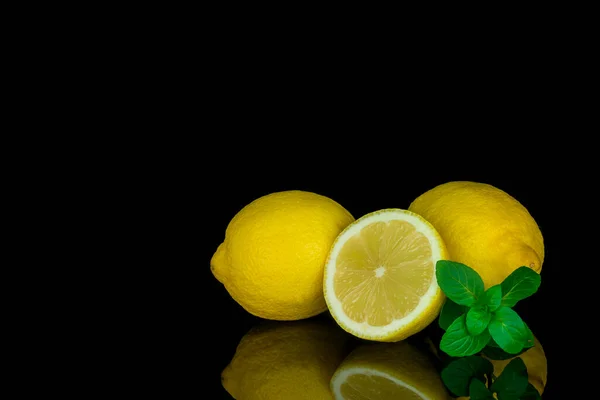 Stillleben Zitrone Und Limette Auf Schwarzem Hintergrund — Stockfoto