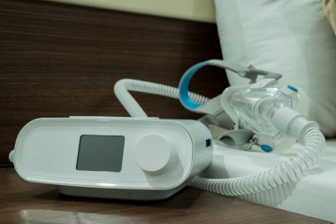 Uyku apnesi tedavisi, maskeli CPAP makinesi.